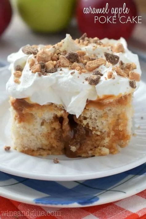 Caramel Apple Poke Cake - Simple Joy Recipes With Caramel, Caramel Apple Poke Cake, Apple Poke Cake, Banana Split Dessert, Blueberry Breakfast Cake, Best Sugar Cookie Recipe, Dessert Simple, Poke Cake Recipes, Cinnamon Roll Cake