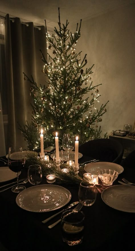 Christmas eve
Table serving
Сервировка стола
Новый год
Оформление стола Cozy Classic Christmas Aesthetic, Christmas Kitchen Aesthetic, Christmas Table Decor Ideas, Unique Christmas Decor, California Christmas, Christmas Dreaming, Cozy Christmas Decor, Cosy Christmas, Christmas Time Is Here