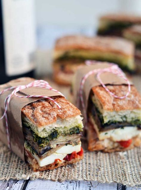 Mini Panini, Picnic Sandwiches, Sandwich Bar, Gourmet Sandwiches, Mini Sandwiches, Picnic Food, Idee Pasto Sano, Picnic Foods, Sandwich Recipes