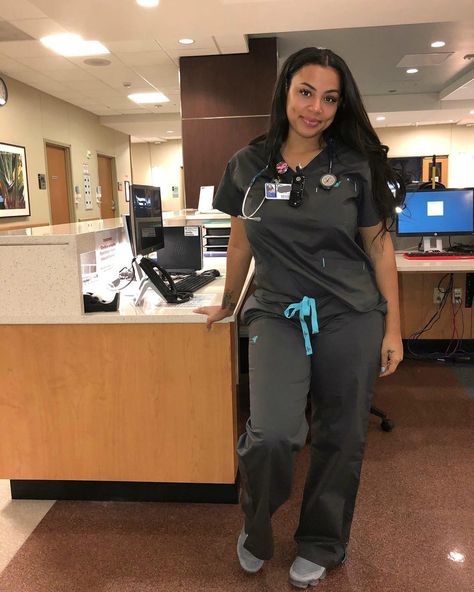 Black Nurses, Nurse Outfit Scrubs, Nurse Pics, Nursing Goals, Scrub Style, Nurse Inspiration, Nurse Aesthetic, Scrubs Outfit, Nursing Fashion