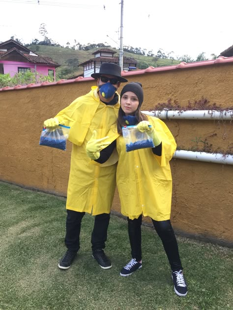 Breaking bad #walterwhite #jessepinckman #costume #fantasia Breaking Bad Outfit Ideas, Breaking Bad Costume Women, Fantasia Breaking Bad, Breaking Bad Couples Costume, Heisenberg Costume, Breaking Bad Halloween Costume, Walter White Costume, Breaking Bad Halloween, Breaking Bad Costume