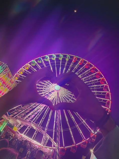 Scenario Pictures, Carnival Date Night, Fair Pictures Ideas Couple, Theme Park Date, Couple Date Night Aesthetic, Fair Date Aesthetic, Carnival Date Aesthetic, Aesthetic Carnival Pictures, Date Locations