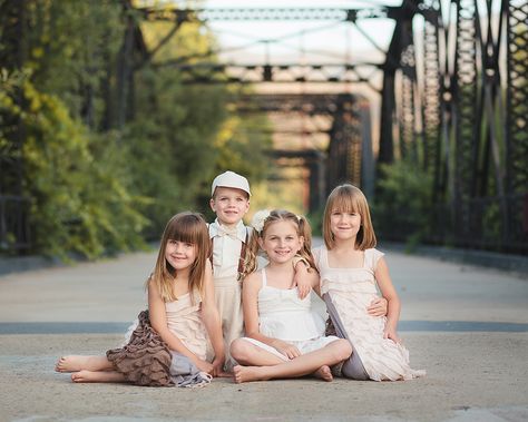 Cousin Photoshoot Ideas, Cousins Photo Shoot, Cousin Photoshoot, Cousin Photo Shoots, Grandkids Photography, Cousin Pictures, Sibling Photography Poses, Cousin Photo, Large Family Photos