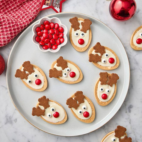 Looking for a fun Christmas party activity for the kids? We've got you covered with these adorable Milk Arrowroot decorated reindeers! 🦌 #Arnotts12HacksofChristmas #MilkArrowroot #Christmas #Christmasfood #christmasentertaining #festive #festiveentertaining #entertainingideas #Hacks #FoodHacks #Snack #SnackHack #Snacking #Christmas #decorating #cookies #cookiedecorating #kidsactivity #kidsbaking Xmas Biscuits, Reindeer Biscuits, Christmas Party Activity, Arrowroot Biscuits, Apple Slice Recipe, Christmas Party Snacks, Sweet Biscuits, Christmas Cookies Kids, Easy Biscuit Recipe