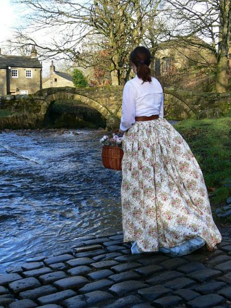 Victorian Outfit, Victorian Gown, Prom Skirt, Victorian Accessories, Lace Apron, Historical Dress, Bustle Dress, How To Make Skirt, Victorian Costume