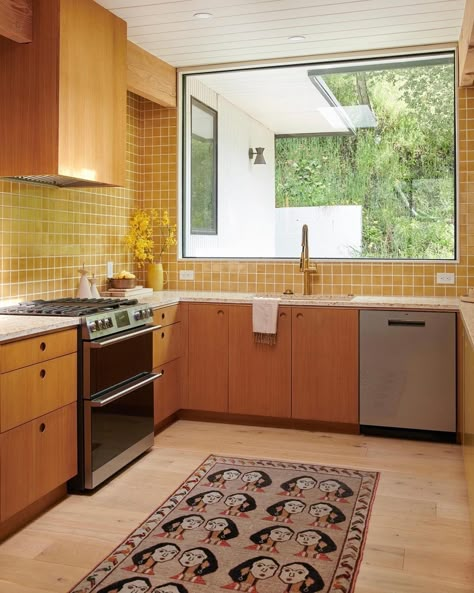 Yellow Tile Kitchen, Mid Century House Interior, Bauhaus House, Yellow Kitchen Tiles, Yellow Backsplash, Mid Century Japandi, House With Character, Hawaii Kitchen, Mid Century Modern Colorful