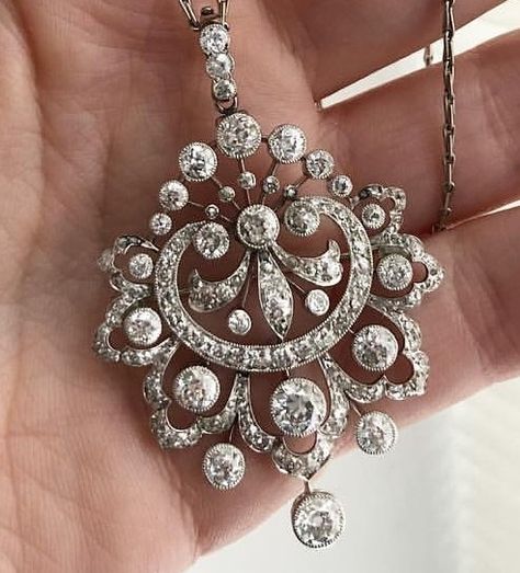 Diamond pendant Victorian Diamond Pendant, Jewel Design, Diamond Pendants Designs, Victorian Pendants, Elegant Jewellery, Edwardian Jewelry, Pendant Sets, Gold Jewelry Stores, Bridal Diamond Jewellery