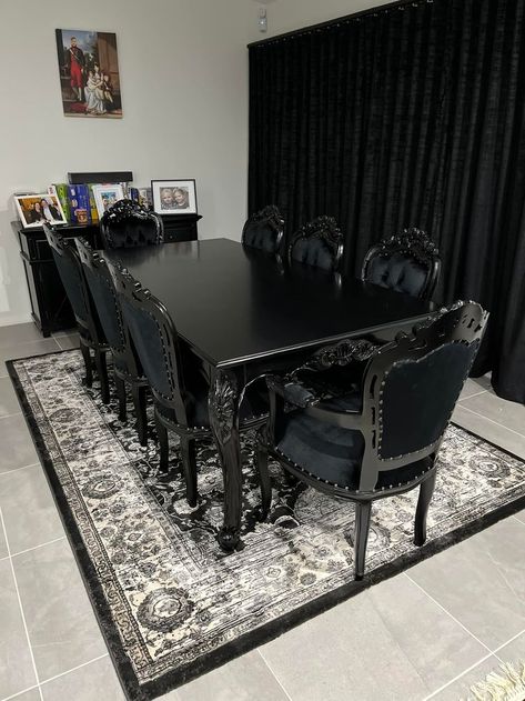 Gothic Dining Room, Casa Rock, Gothic Interior Design, Goth Houses, Gothic Decor Bedroom, Gothic Room, Gothic Interior, Gothic Furniture, Dark Home Decor