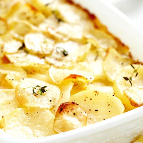 Creamy Potato Bake - Looking for an easy, REALLY tasty oven baked potato bake recipe? If I need a meal to stretch for an unexpected crowd, this is the exact potato bake I make. Creamy Potato Bake, Potato Bake Recipe, Panini Recipes Chicken, Easy Baked Potato, Fennel Recipes, Chicken Tikka Masala Recipes, Vegetable Skewers, Easy Vegetarian Dinner, Roasted Fennel