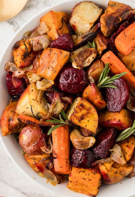 Veggies In Oven, Oven Roasted Root Vegetables, Root Vegetables Recipes, Roasted Root Veggies, Garlic And Olive Oil, Rosemary And Thyme, Roasted Vegetables Oven, Roasted Vegetable Recipes, Root Veggies