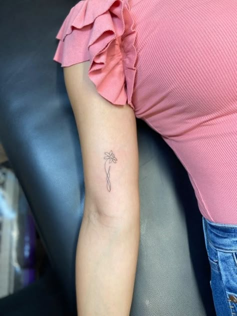 Welsh Daffodil Tattoo, Single Line Daffodil Tattoo, Dafodill Flower Tattoo, Daffodil Tattoo Fine Line, Daffodil Fine Line Tattoo, One Line Daffodil, Small Daffodil Tattoo, Fine Line Daffodil Tattoo, Simple Daffodil Tattoo