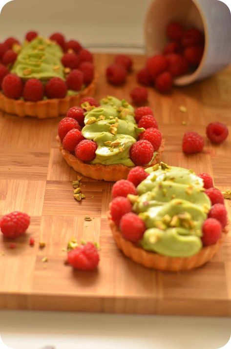 Pistachio Tarts, Pistachio Creme, Cake Without Flour, Pistachio And Raspberry, Raspberry And Pistachio, Dessert Tarts, Pistachio Macaron, Pistachio Tart, Valentines Recipes