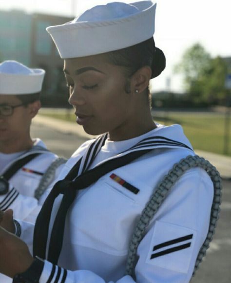 Us Navy Women Uniform, Us Navy Women, Salute To The Navy Usa Female Uniform, Navy Military Women, Military Woman Pictures, Military Girls Female Soldier, Navy Girl, Navy Uniforms, Navy Life