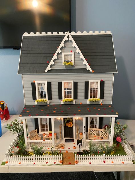 Dolls House Cottage, Doll House Ideas Exterior, Dolls House Exterior Ideas, Painting A Dollhouse, Doll House Exterior Ideas, Vermont Farmhouse Jr Dollhouse Interior, Hobby Lobby Dollhouse, Dolls House Exterior, Doll House Exterior