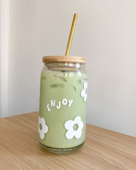 h Cute Smoothie Cups, Vynil Glass Cups, Cute Drinking Glasses, Iced Coffee Glass Cups, Cute Glass Cups, Trendy Mugs, Aesthetic Cups, Glass Can Design, Beer Can Glass Cup