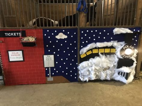 Christmas Horse Stall Decorating Ideas, Horse Stall Christmas Decorations, Christmas Horse Stall, Christmas Equestrian, Horse Stall Decorations, Christmas Stall Ideas, Horse Barn Decor, 4h Fair, Fair Week