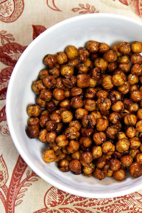 Forget the Candy! Snack on This Sweet Treat Cinnamon Chickpeas, Honey Roasted Chickpeas, Honey Cinnamon, Chick Pea, Protein Treats, God Mat, Honey Roasted, Roasted Chickpeas, Honey And Cinnamon