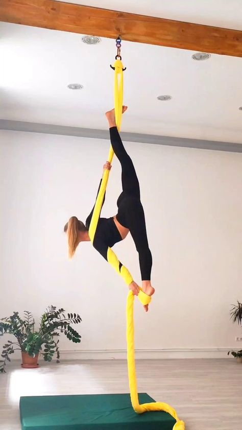 Aerial silks queen @adriaerial showing off splits on her yellow silks💛 Silk Tricks Aerial, Aerial Silks Moves, Beginner Aerial Silks, Aerial Silks Conditioning, Arial Silks, Aerial Silks Beginner, Ariel Silks, Aerial Gymnastics, Beginner Poses