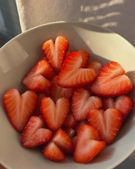 Strawberry Bowl Aesthetic, Sheila Core Aesthetic, Aesthetic Strawberry Pictures, Strawberry Red Aesthetic, Strawberrycore Aesthetic, Red Strawberry Aesthetic, Strawberries Aesthetic, Aesthetic Fruits, Fruit Aesthetic