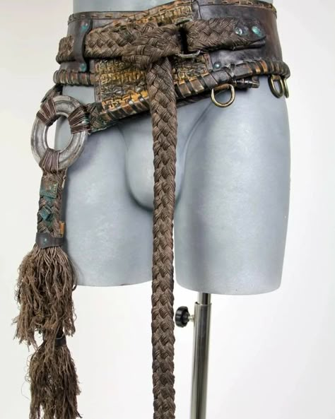 Fantasy Belt Design, Druid Accessories, Barbarian Clothing, Bard Clothes, Druid Clothing, Witchery Clothing, Adventurer Outfit, Druid Cosplay, Fantasy Belt