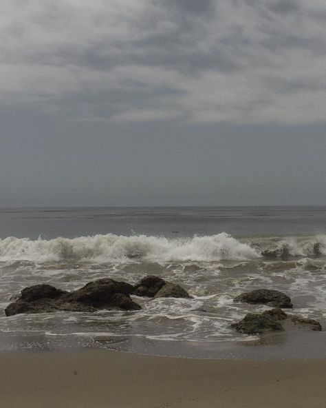 Moody Beach Aesthetic, Moody Beach, Shoot Concept, Scandinavian Hygge, Aesthetic Sea, Gray Sky, In The Beginning God, Pretty Beach, Water Ocean