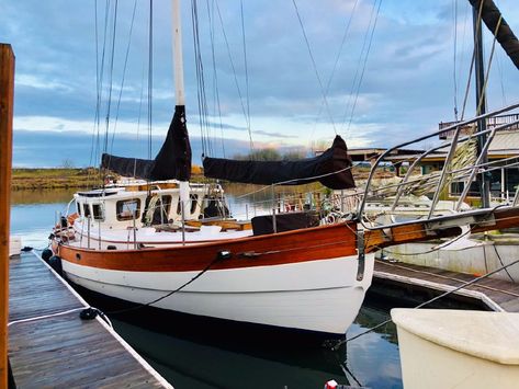 1981 Hans Christian 39 Pilothouse Sail Boat For Sale - www.yachtworld.com Pilothouse Boat, Sailing Yachts For Sale, Sailboat Living, Sailboats For Sale, Dream Boat, Traditional Boats, Bay Boats, Beyond The Sea, Boat For Sale