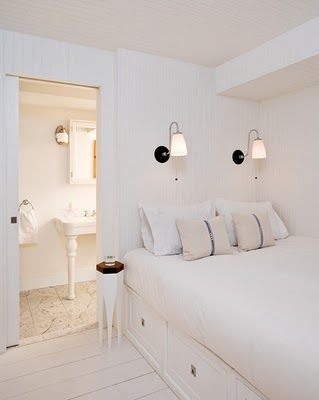 Bed Nook, Built In Bed, White Room, Design Del Prodotto, Spare Room, White Bedroom, Guest Bedrooms, White Interior, Living Room Lighting