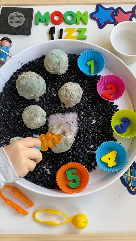 celenakinsey on Instagram: Fizzy Moon Rocks 🪨 : This is the perfect science activity for toddlers and preschoolers and can be modified in so many different ways for… Science Activity For Toddlers, Rock Cookies, Space Activities Preschool, Snack For Toddlers, Science Activities For Toddlers, Fizzy Moon, Preschool Science Activities, Moon Rocks, Activity For Toddlers