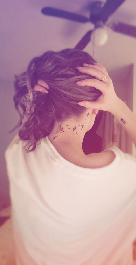 Trailing star neck tattoo. Queen of hearts tattoo Stars On Neck Tattoo For Women, Star On Ear Tattoo, Back On Neck Tattoo Women, Behind The Ear Star Tattoo Ideas, Heart Tattoo Back Of Neck, Sparkle Neck Tattoo, Stars On Neck Tattoo, Stars Neck Tattoo, Star Trail Tattoo