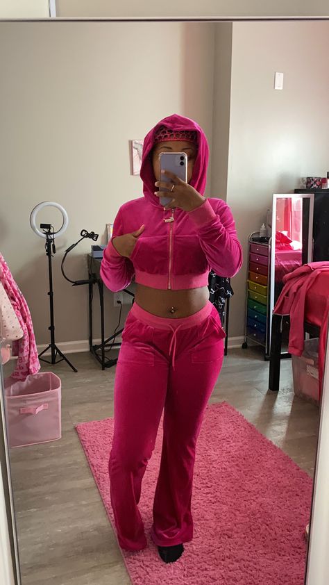 Track Suit Black Woman, Velour Tracksuit Outfit 2000s, Velour Tracksuit Outfit, Juicy Couture Track Suit Black Women, Pink Juicy Couture Track Suit Aesthetic, Pink Juicy Tracksuit, Tracksuit Outfit Women, Juicy Couture Track Suit, Pink Sweatsuit