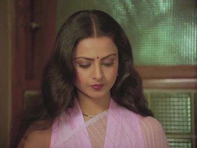 Rekha Aesthetic, Rekha Actress, Vintage Bollywood Aesthetic, Old Film Stars, Sari Design, Retro Bollywood, Cotton Saree Designs, Vintage India, Vogue India