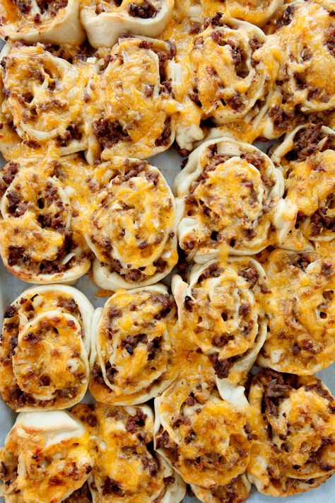 Mini Bunless Cheeseburger Bites, Hamburger Pinwheels, Cheeseburger Pinwheels, Cheeseburger Appetizer, Fun Football Snacks, Snack Dip Recipes, Snack Meals, Cheeseburger Bites, Meaty Meals