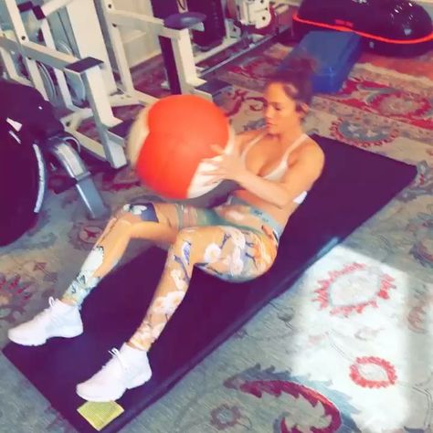 Want Jennifer Lopez's sculpted abs? Her trainer shares the secrets | LIVESTRONG.COM J Lo Workout, Jlo Exercise Routine, Jlo Workout, Jennifer Lopez Workout Style, Jlo Get Right, Jennifer Lopez The Back Up Plan, Jennifer Lopez Workout, Video Exercises, Core Workout Gym