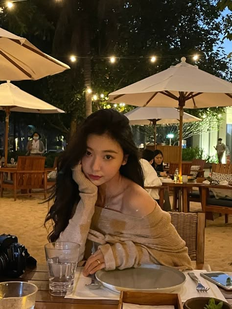 Sitting In Cafe Pose, Posing At Cafe, Dinner Pose Ideas, Cafe Pics Aesthetic, Cafe Aesthetic Pose, Cafe Pose Ideas, Restaurant Poses, Table Poses, Cafe Pics