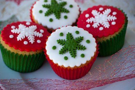 Cupcakes Navidad - Pasteles D' Lulú Xmas Cupcakes, Mini Christmas Cakes, Christmas Cupcakes Recipes, Christmas Cupcakes Decoration, Cupcakes Design, Christmas Cupcake Toppers, Red Velvet Cupcake, Decorated Cupcakes, Christmas Biscuits