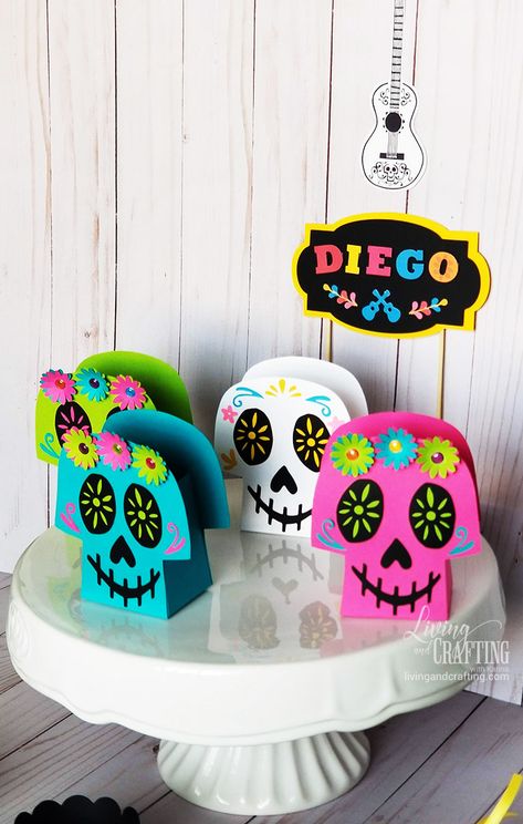 This beauty themed party Coco Candy Box can be used to decorate the candy table of your Coco movie party, I´m sure all your guests will love it. Coco Centerpiece Ideas, Coco Halloween Decorations, Coco Art, Coco Movie, Dia De Los Muertos Decorations Ideas, Den Mrtvých, Mexican Birthday Parties, Movie Crafts, Bricolage Halloween