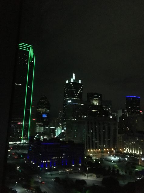 Cool Dallas night view. #fanexpo2017 Downtown Dallas At Night, Dallas At Night, Dallas Downtown, Apartment Vision Board, Pool At Night, Night Views, Dallas Apartment, Sneaky Link, Dallas City