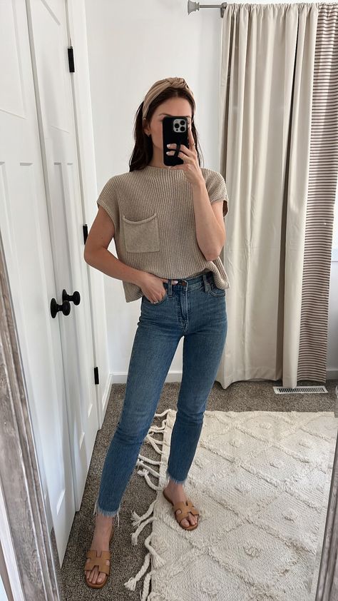 Women Everyday Outfits Casual Summer, Outfit Ideas 20s For Women, Summer Work Style 2023, Kicky Pants Outfit, Daily Style Women Casual, Suffisticated Outfits Classy, Women Work Casual Outfits, Outfits For Early 30s, Spring Cottage Outfits