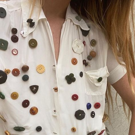 Button Decorations On Clothes, Bottons Ideas Clothes, Casual Button-up Tops With Patches, Cute Ways To Sew On Buttons, Upcycling Clothes Aesthetic, Buttons Aesthetic, Reworked Button Down, Vintage Button-up Tops With Snap Buttons, October Fashion