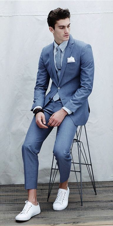 Light Blue Suit Outfit Men, Light Blue Prom Suits For Guys, Man Suit Casual, Light Blue Suit Wedding, Medium Blue Suit, Stylish Suits For Men, Terno Slim Fit, Suits And Sneakers, Blazers For Men Casual