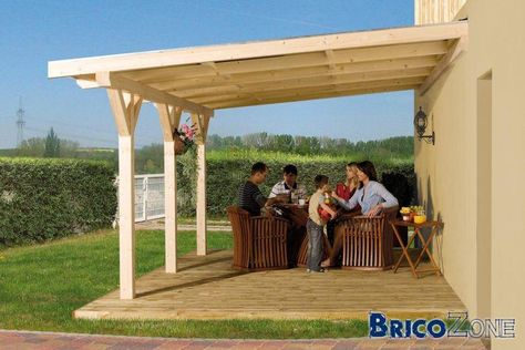 Salut,  Je projette de construire une pergola adossée dans ce style: [img]  Elle ferait 4m (sens de la pente) sur 6m. Je me demande quelles... Small Pergola, Pergola Carport, Pergola Swing, Retractable Pergola, Building A Pergola, Metal Pergola, Pergola Attached To House, Wood Pergola, Pergola Garden