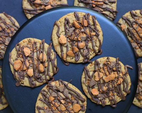 Butterfinger Cookies, Butterfinger Candy, Chewy Peanut Butter Cookies, Small Microwave, Chocolate And Peanut Butter, Peanut Butter Cookie, Peanut Butter Powder, Butter Cookie, Chocolate Drizzle