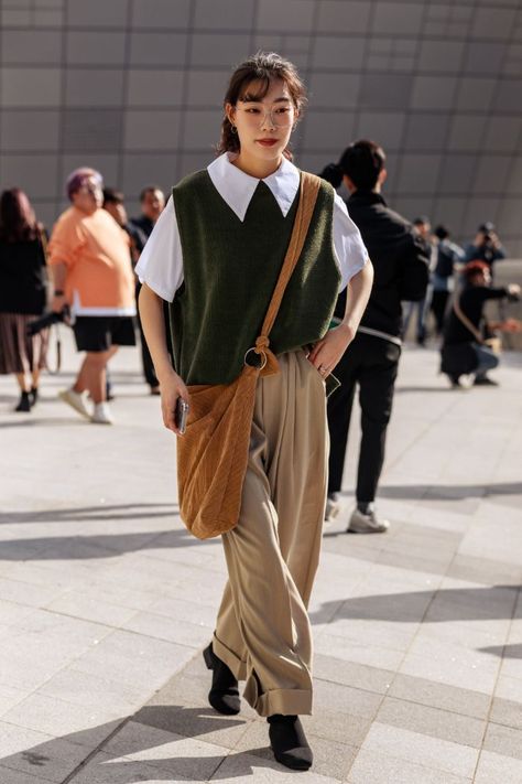 The Best Street Style From Seoul Fashion Week Spring/Summer 2020 Fesyen Korea, Goth Outfit, Tokyo Street Fashion, Rock Outfit, Seoul Fashion Week, Seoul Fashion, Asian Street Style, Mode Kpop, Stil Inspiration