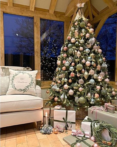 Green Christmas Tree With Pink Decor, Green And Pink Christmas Tree, Christmas Tree Ideas 2022, Christmas Shooting, Corner Christmas Tree, Decor Natal, Christmas Tree Inspo, Christmas 2025, New Years Tree