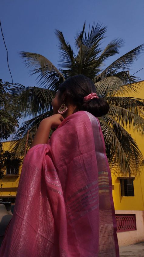 Bangali Girls With Sari, Girls In Saree Aesthetic, Saare Poses Aesthetic, Saree Pics Poses Selfie, Indian Girl Aesthetic, Indie Photography, Simple Gowns, Saree Poses, Indian Photoshoot