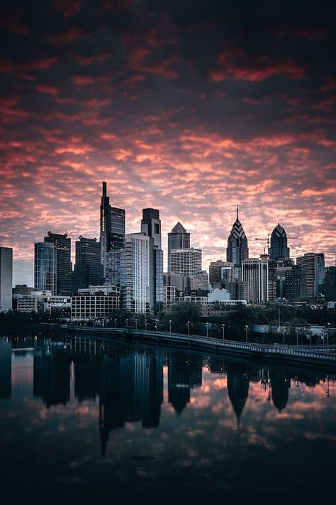 Skateboarding in Philadelphia Philadelphia Skyline, Mobile Screensaver, Iphone11 Pro, Usa Cities, Wallpaper Doodle, Free Iphone Wallpaper, Best Iphone Wallpapers, Usa Travel Destinations, World Cities