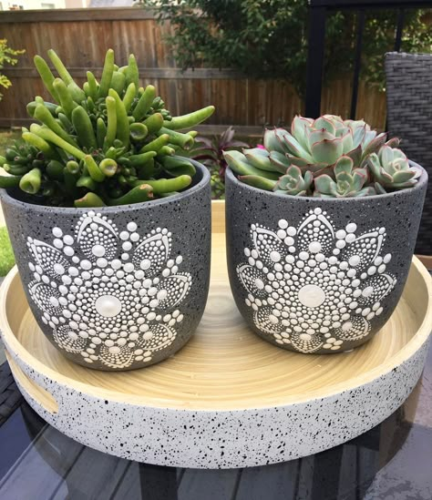 Terra Cotta Pot, Plant Pot Diy, White Mandala, Flower Pot Design, Decorated Flower Pots, Mandala Rocks, Mandala Dots, Pot Designs, Dot Art Painting