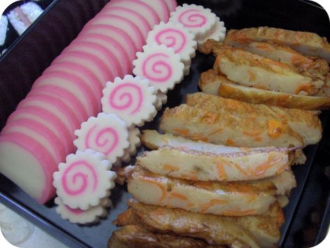 Kamaboko - fish cake (New Year Food) Japanese Fish Cake, Okinawan Food, Japanese New Year Food, Cake Japanese, Japanese Cakes, Snacks Japonais, Cheetos Puffs, Bolo Naruto, Fish Cakes Recipe