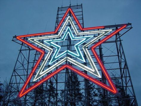 The World’s Largest Light-Up Star Is Right Here In Virginia And You’ll Want To Visit Virginia Hikes, Roanoke History, Roanoke Star, Virginia Road Trip, Giant Things, Country Time Lemonade, Honeymoon Usa, Railroad Industry, Heraldry Symbols