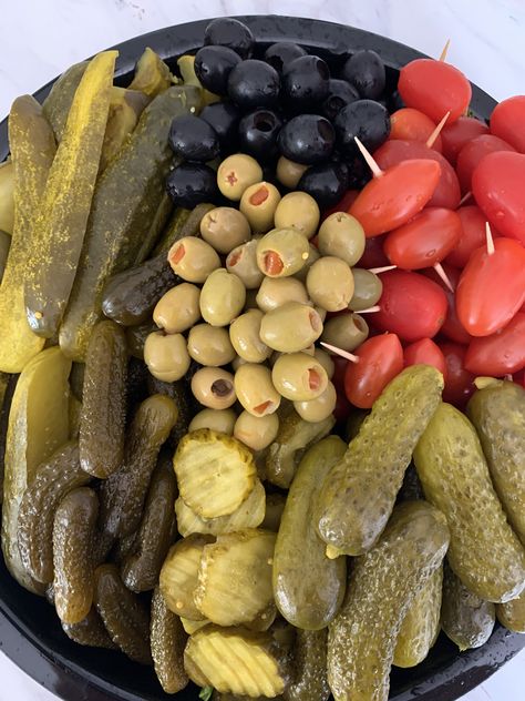 Simple Relish Tray Ideas, Pickle Tray Ideas, Relish Tray Ideas, River Snacks, Pickle Tray, Pickle Platter, Charcuterie Lunch, Dips Appetizers, Thanksgiving Board